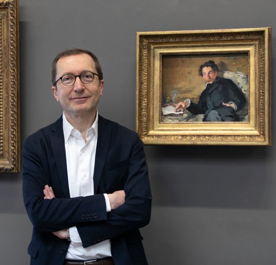 Prof. William Marx standing next to "Portrait de Stéphane Mallarmé", a painting by Edouard Manet