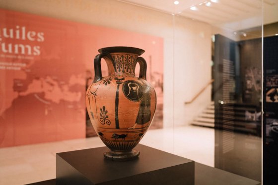 Pseudo-Panathenaic amphora decorated with two Athena Promachos. Painted ceramic, 480-450 B.C. Musée du Louvre