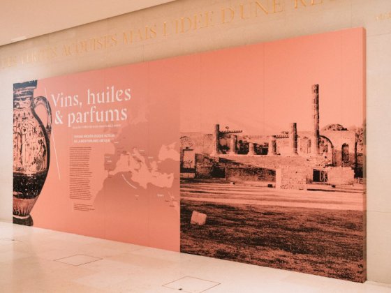 Panneau de présentation de l'exposition "Vins, huiles et parfums : voyage archéologique autour de la Méditerranée antique "