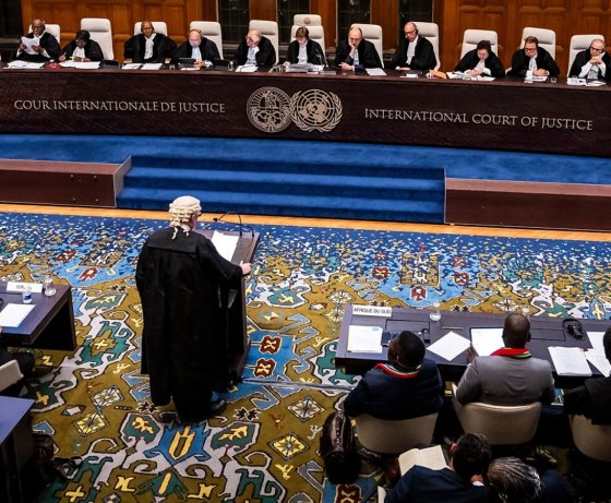 Audience à la Cour internationale de justice durant laquelle un avocat plaide devant les juges et des représentants nationaux