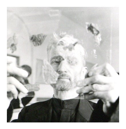 Jean Starcky travaillant sur les manuscrits de la mer Morte au Musée archéologique palestinien de Jérusalem