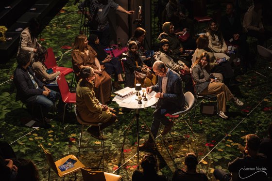 Le Pr Denis Duboule et la dramaturge Claire Audhuy lors du « Curieux Festival » 2025