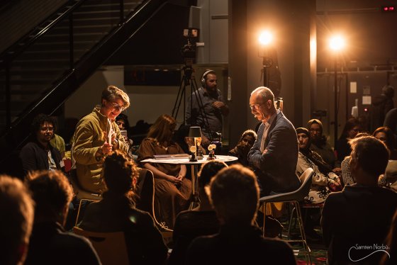 Le Pr Denis Duboule et la dramaturge Claire Audhuy lors du « Curieux Festival » 2025