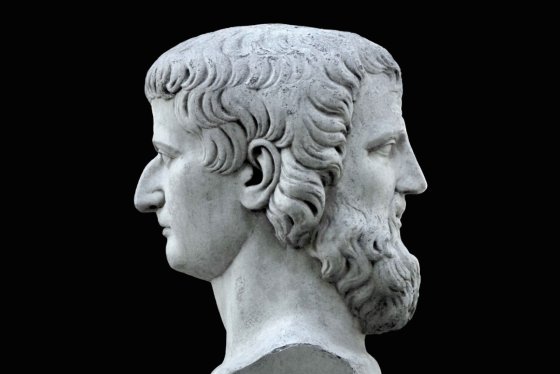 Sculpture en pierre montrant deux visages opposés, à gauche un homme imberbe, à droite un homme barbu