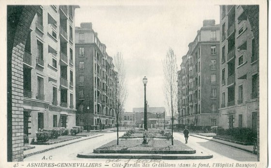 Vue ancienne de la Cité-Jardin des Grillons à Asnières-Gennevilliers, avec des immeubles et un jardin central.