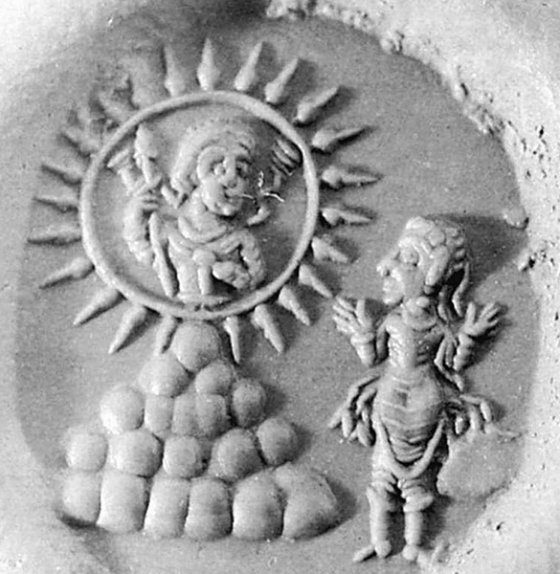 Relief ancien d'un sceau montrant une figure dans un cercle rayonnant au-dessus d'une forme pyramidale, face à une figure humaine debout avec les mains levées