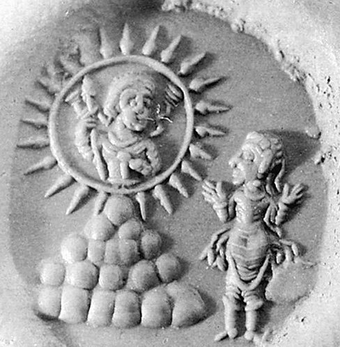 Relief ancien d'un sceau montrant une figure dans un cercle rayonnant au-dessus d'une forme pyramidale, face à une figure humaine debout avec les mains levées
