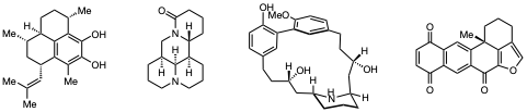 Illustration présentant quatre structures chimiques de composés organiques naturels, représentées sous forme de formules développées avec cycles carbonés, groupements hydroxyle, méthyle et carbonyle
