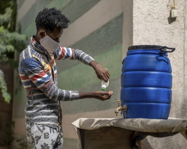 En Ethiopie, un chauffeur de camion se désinfecte les mains © Caritas