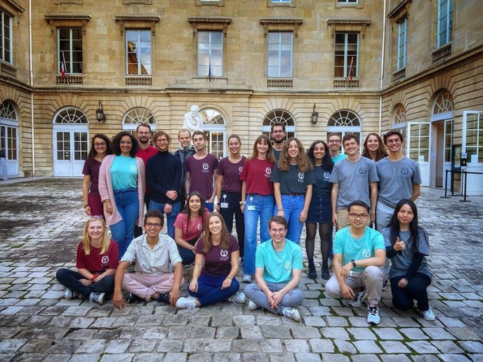 Photo de groupe des Chadocs dans la cour d'honneur à l'occasion de la Fête de la science 2022