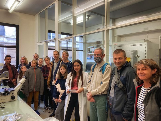 Groupe de visiteurs dans un laboratoire lors de la Fête de la science 2022