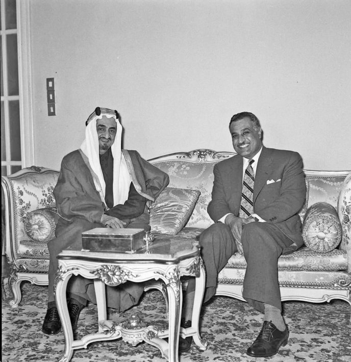 Gamal Abdel Nasser en réunion avec le prince héritier et premier ministre saoudien, Fayçal ibn Abdelaziz Al-Saoud.