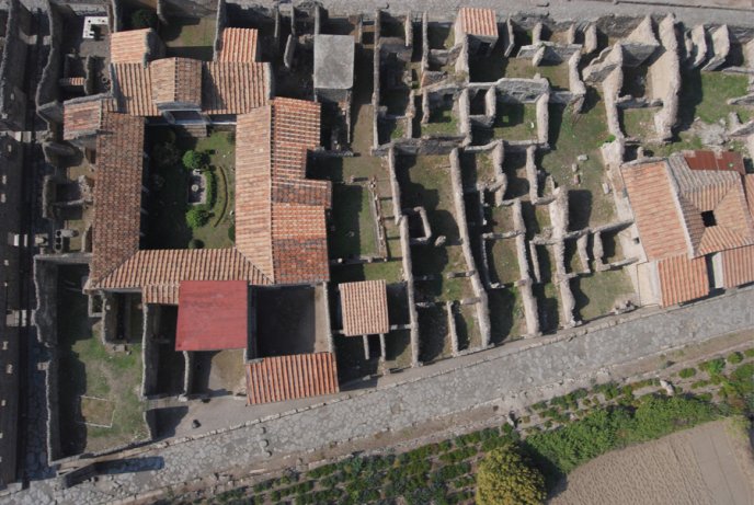 Fouilles archéologiques vues de haut : Pompéi, quartier des tanneries, 2005