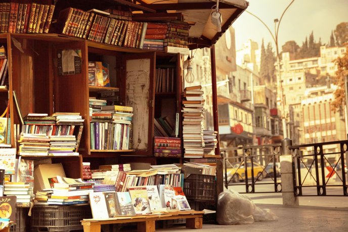 Photo of an outdoor bookshop, credits: Ayman Yusuf/Licence Unsplash