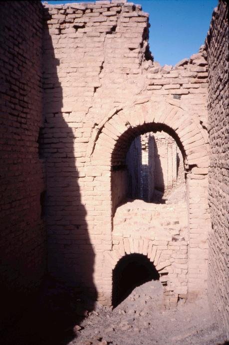 Temple en ruine dans la ville d’Uruk, cliché D. Charpin