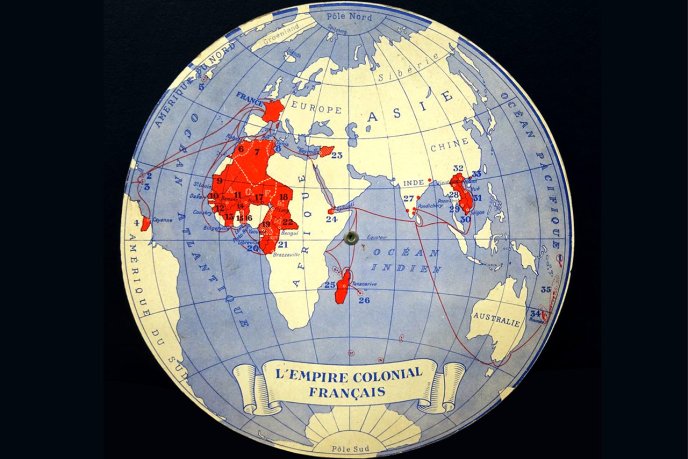 Globe terrestre représentant les régions de l'Empire colonial français dans le monde