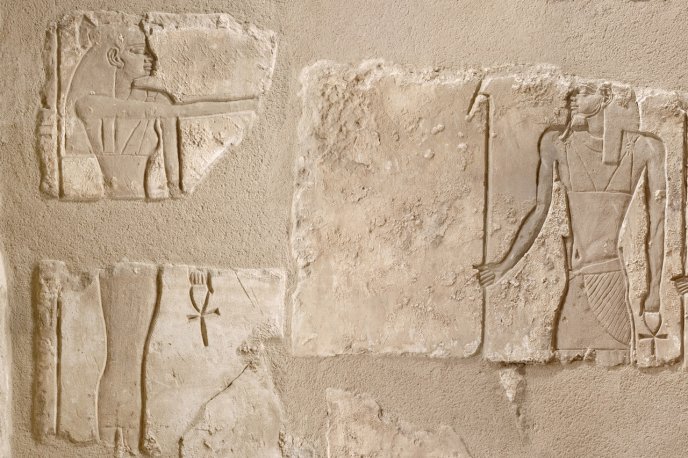 Pierre gravée avec hieroglyphes