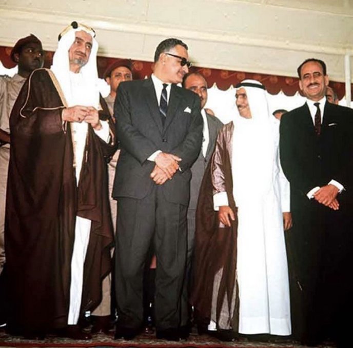 Le sommet de la Ligue arabe de 1967 à Khartoum dirigé par (de gauche à droite) le roi Faisal d’Arabie saoudite, Gamal Abdel Nasser d’Égypte et des dirigeants du Yémen, du Koweït et de l’Irak. (Wikipédia)