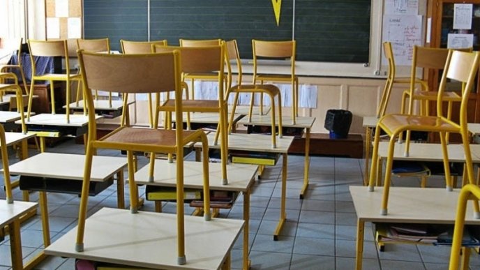 Des chaises sur des table dans une salle de classe
