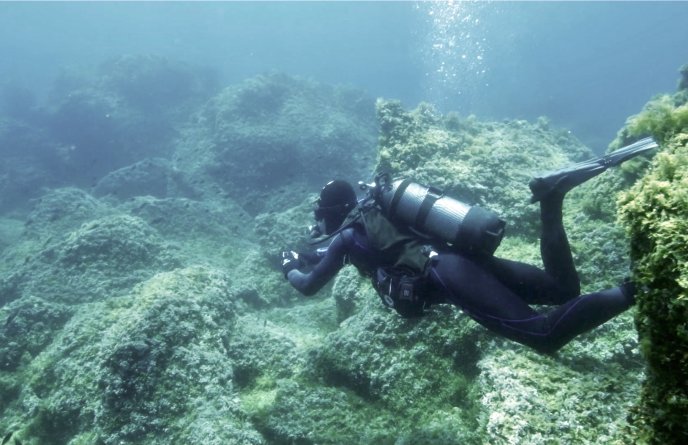 Edouard Bard diving in the haut-font La Pierre à la Bague