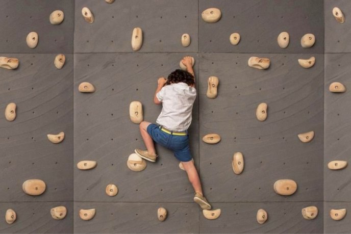 Enfant montant un mur d'escalade