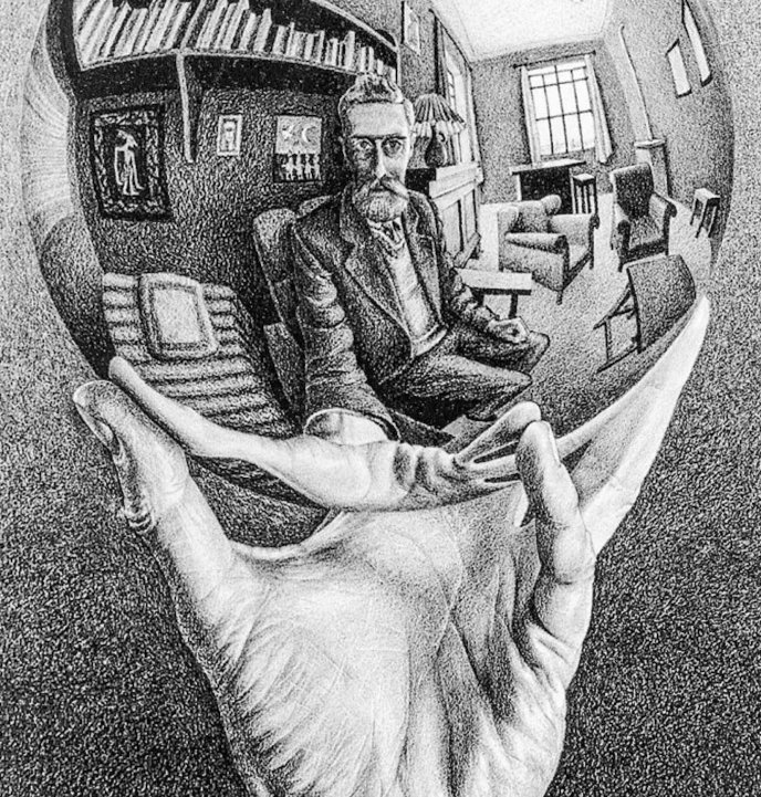 Reflet d'un homme dans un miroir sphérique qu'il tient dans sa main