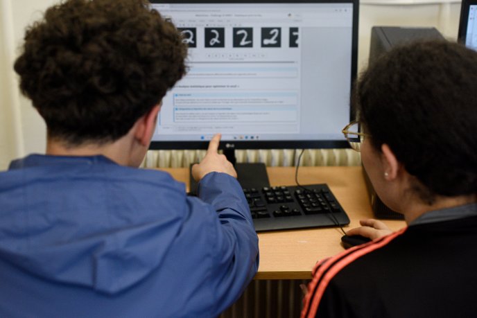 Deux étudiants étudient sur l'ordinateur