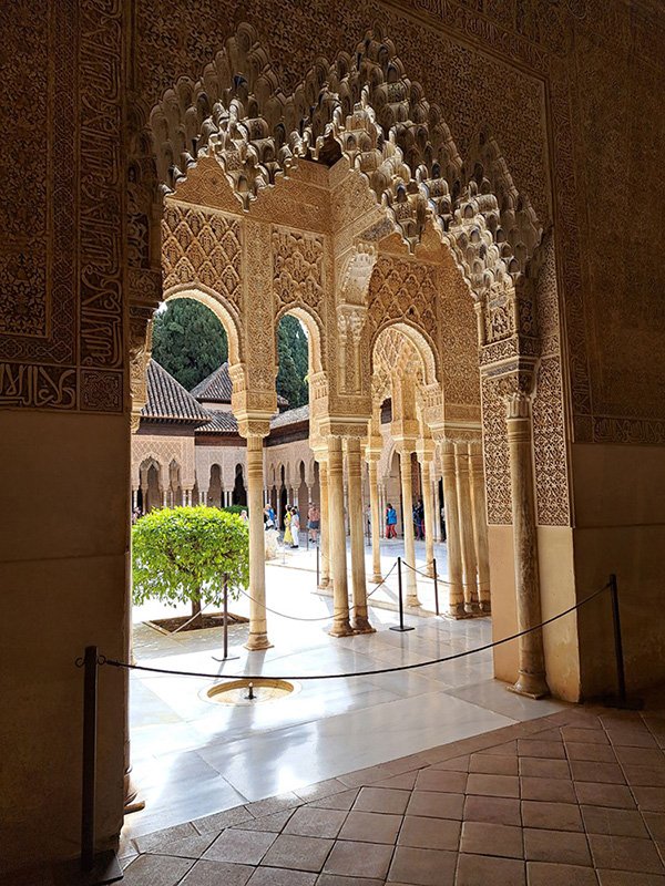 Vue d'une cours intérieure de la mosquée-cathédrale de Cordoue