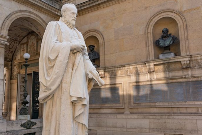 Statue of Guillaume Budé at the College de France
