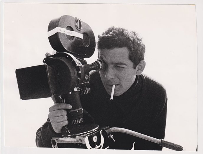 Homme (Marin Karmitz) regardant dans une caméra