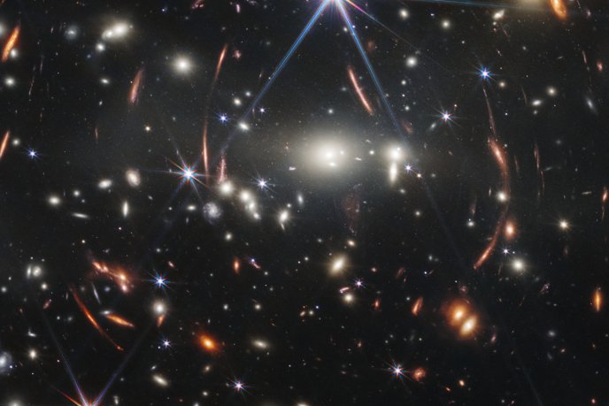 Premier champ profond de Webb, l’amas de galaxies SMACS 0723-73 et arcs gravitationnels.
