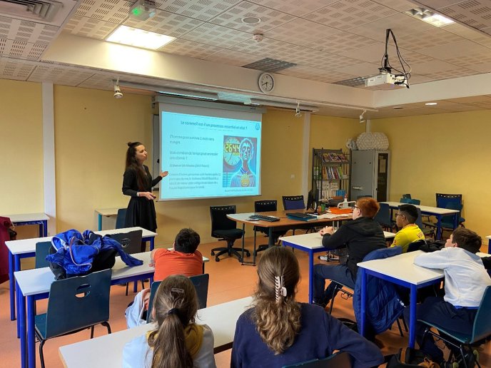 Armelle Rancillac, neuroscientifique spécialisée sur le sommeil, au collège Raoul-Duffy devant des classes de 4e, lors du festival havrais "Sur les Épaules des Géants". 