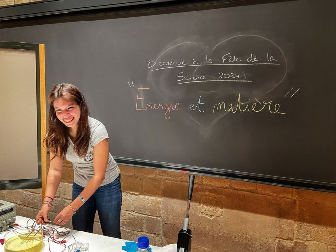 A Collège de France researcher presenting an interactive workshop at the Fête de la science 2024.