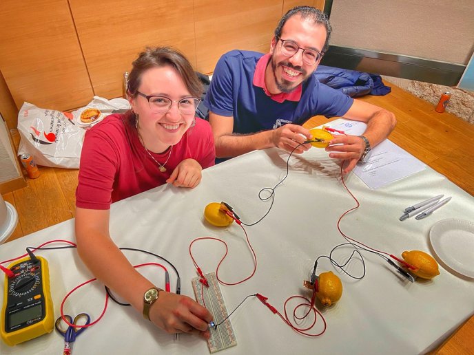 Des chercheurs du Collège de France présentant un atelier scientifique lors de la Fête de la science 2024.