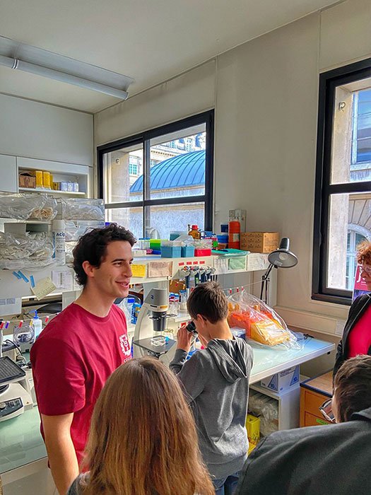 De jeunes visiteurs du Collège de France dans un laboratoire lors de la Fête de la science 2024.