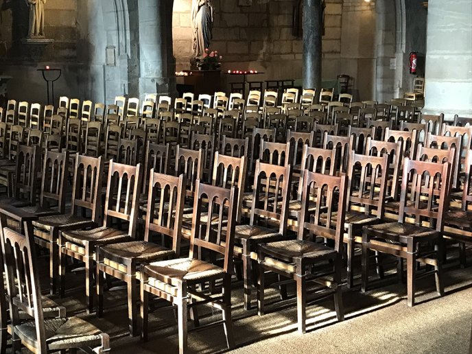 Vue des chaises de la nef d'une église