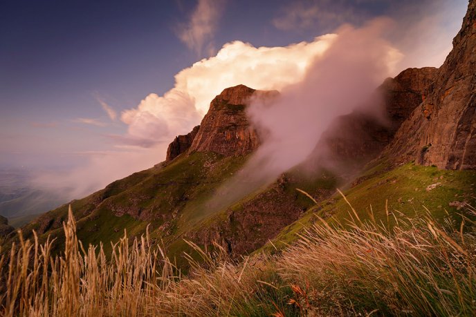 Photo of clouds moving across the northern Drakensberg