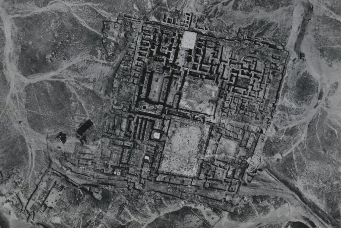  Le palais de Mari en cours de fouille (1937). Vue aérienne  Aviation française du Levant. Mission archéologique de Mari n° 1683b, 1937