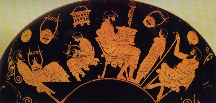 Scènes de la vie peintes sur une coupe de la Grèce ancienne