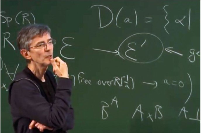 Thierry Coquand devant un tableau rempli de formules mathématiques