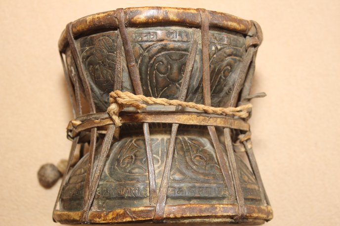 Tambour ḍamaru du roi Jagat Prakāśa Malla (peaux et caisses de résonance en cuivre, cuir et coton), Népal.