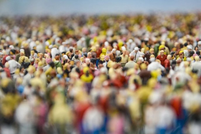 Petites figurines représentant une foule de personnes