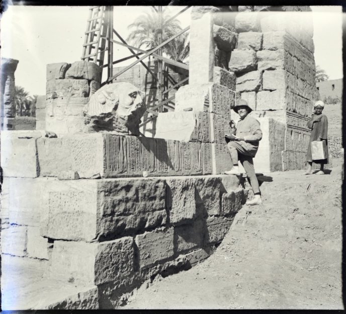 Photographie en noir et blanc d'Étienne Drioton à Tod, à côté d'un temple égyptien ancien en cours de restauration