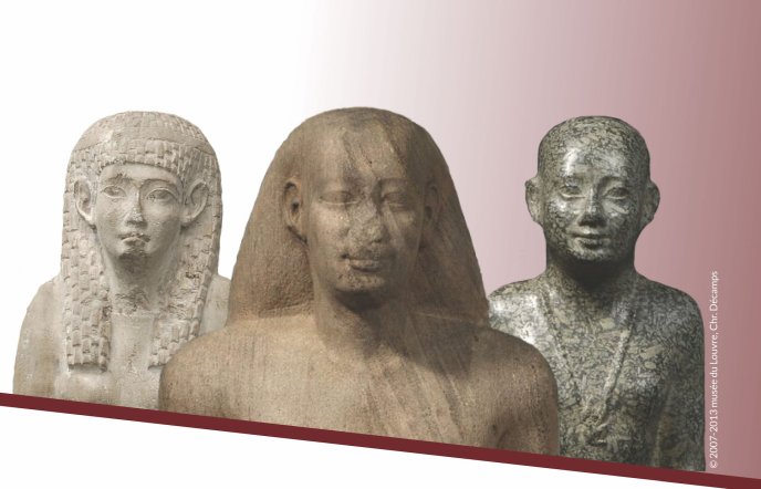 Trois statues de pierre représentant des figures pharaoniques