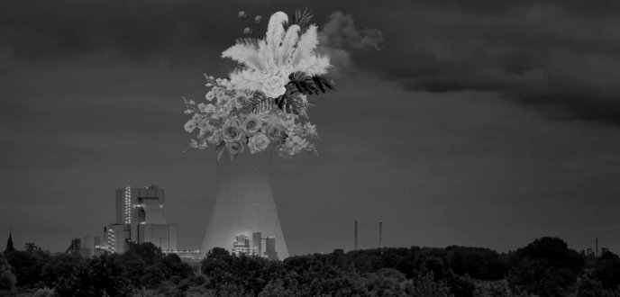 Montage photo en noir et blanc représentant une cheminée de centrale nucléaire surmontée d'un bouquet de fleurs
