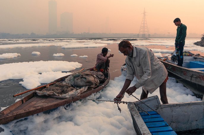 Nuages de mousse toxique à la surface de l'eau, causés par les polluants, comme les PFAS, rejetés par les usines