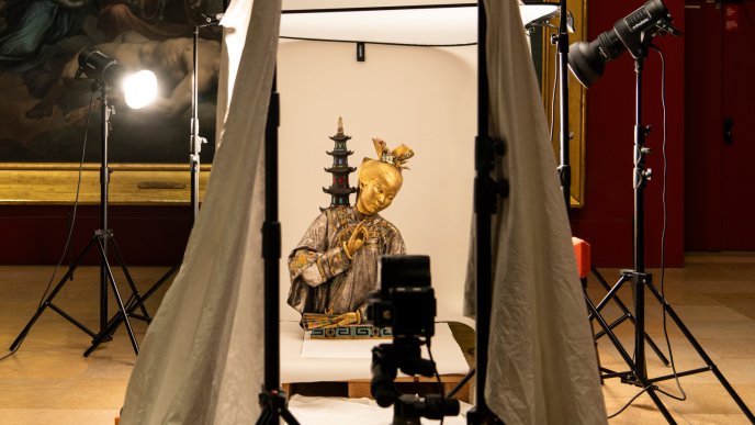 Statue asiatique traditionnelle avec costume décoré et accessoires