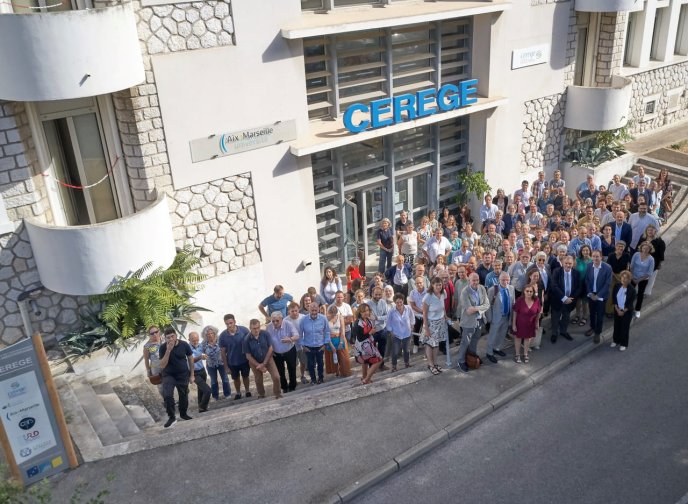 Photo de groupe devant le bâtiment CEREGE à Aix-Marseille Université.