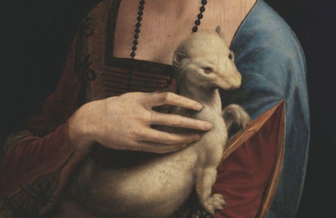 Portrait d'une femme tenant une hermine dans ses bras, détail d'une peinture classique.