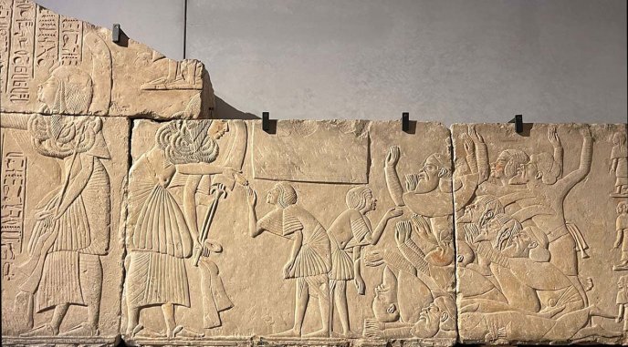 Blocs de la tombe d’Horemheb à Saqqara. Scène d’audience à la cour de Toutânkhamon : Horemheb, son interprète et les ambassadeurs étrangers